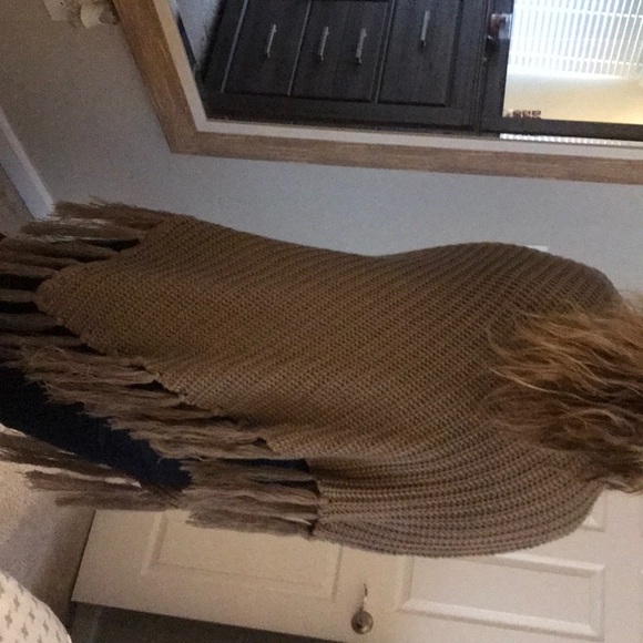 Handmade poncho - Picture 2 of 2